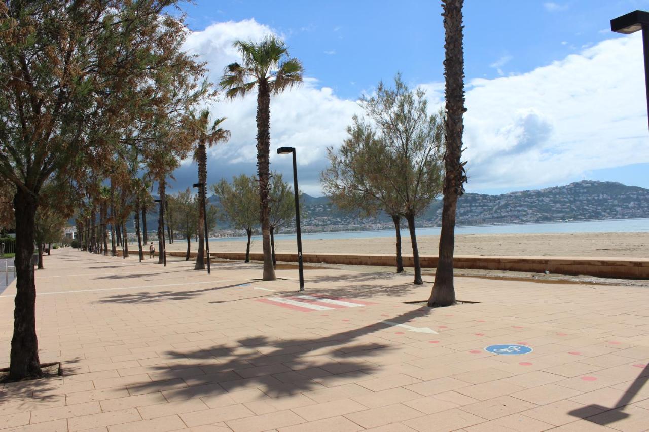 Beautiful Apartment 75M2 With View At The Beach, Pool, Parking Roses Esterno foto