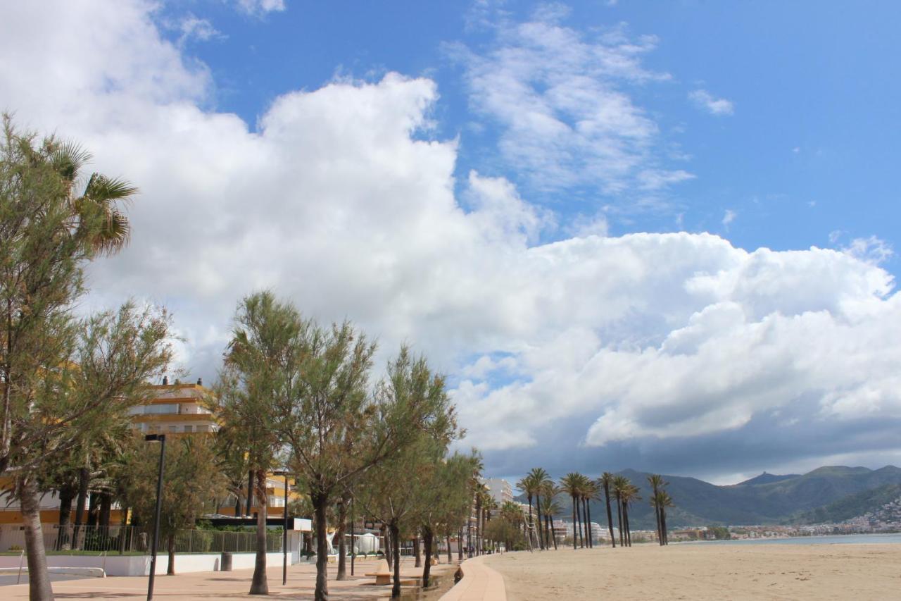 Beautiful Apartment 75M2 With View At The Beach, Pool, Parking Roses Esterno foto