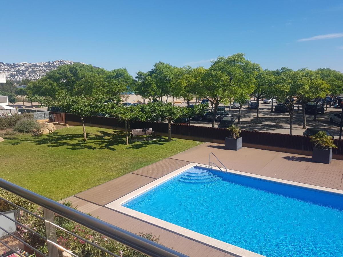Beautiful Apartment 75M2 With View At The Beach, Pool, Parking Roses Esterno foto