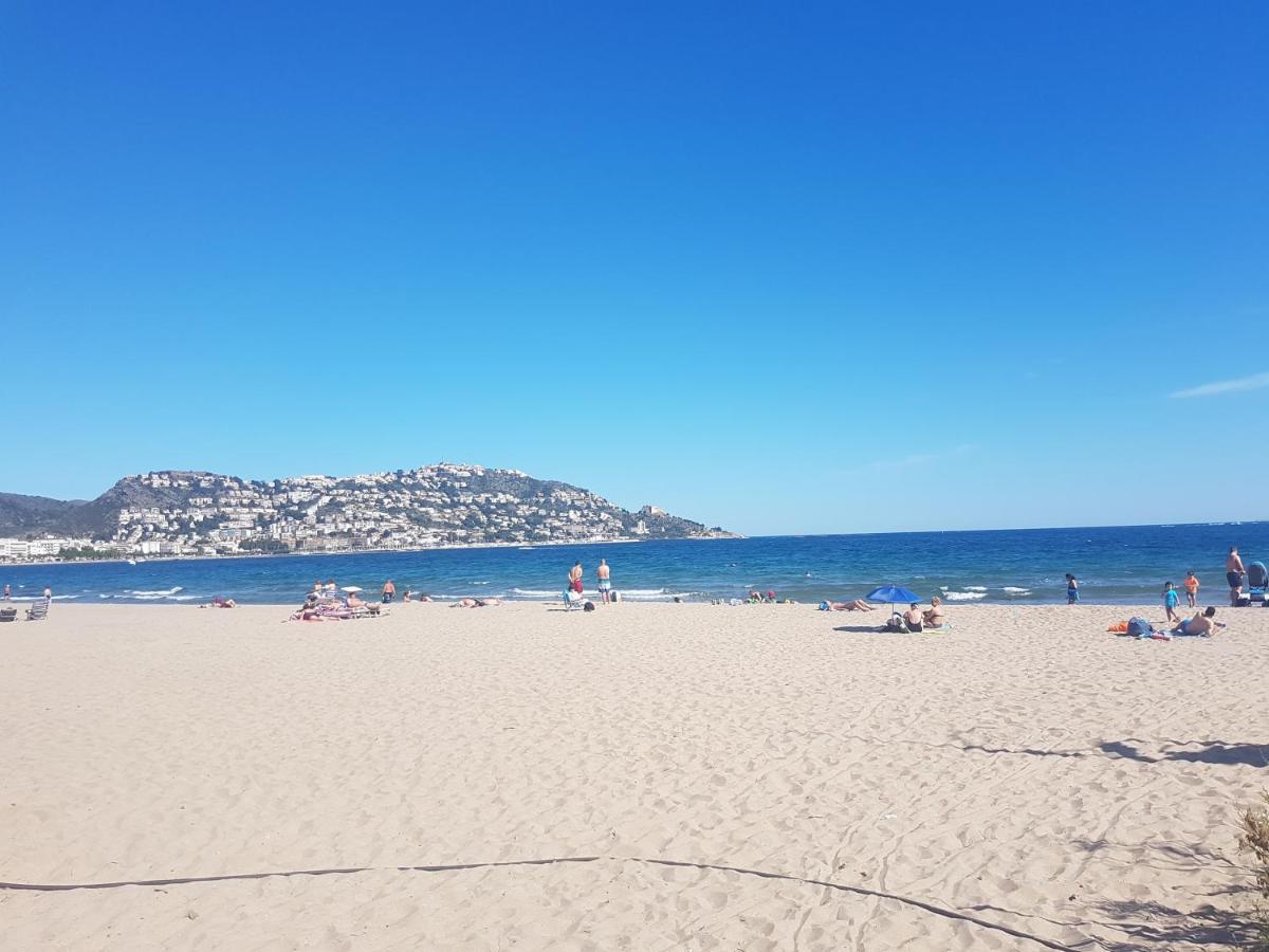 Beautiful Apartment 75M2 With View At The Beach, Pool, Parking Roses Esterno foto