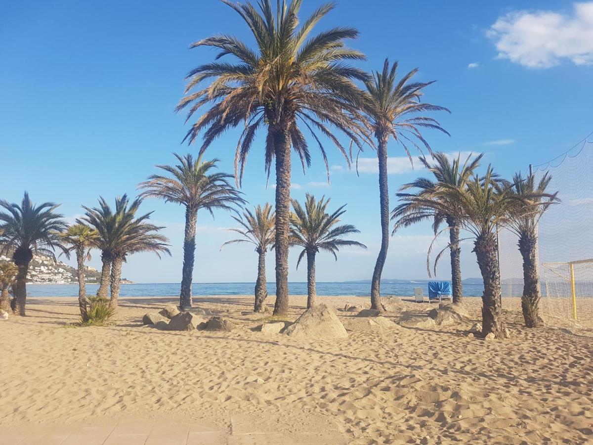 Beautiful Apartment 75M2 With View At The Beach, Pool, Parking Roses Esterno foto